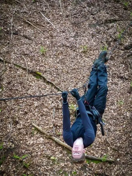 Seilquerung mit gesichertem Körper an einem Seil über Laubboden