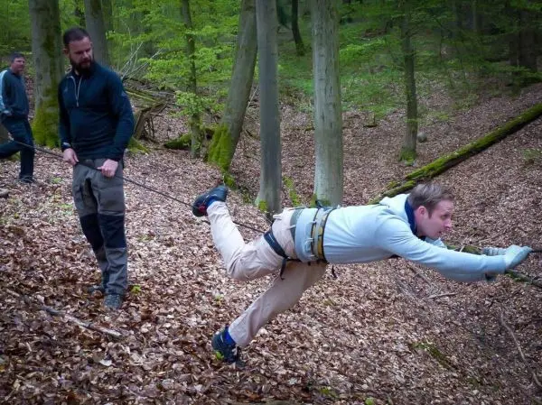 Seilquerung mit gesichertem Teilnehmer, der sich nach vorne lehnt