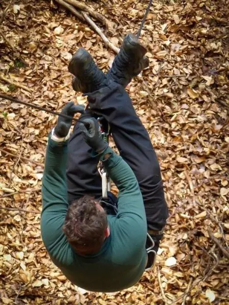 Seilquerung mit Karabiner und Seil über Laubboden