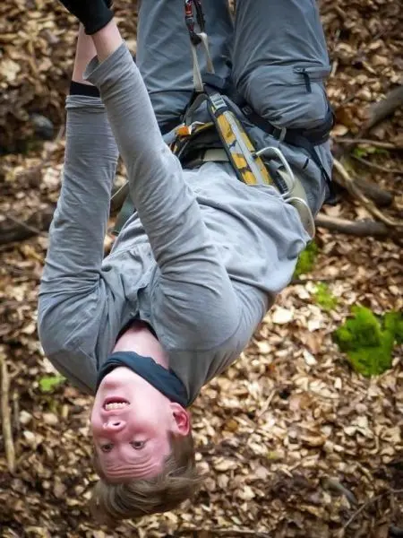 Seilquerung mit Sicherheitsgurt in einem Waldgebiet