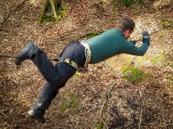 Seilquerung über den Boden mit Sicherheitsgurt und Handschuhen