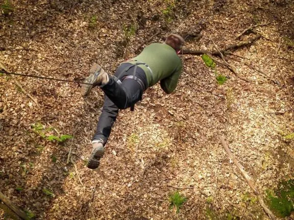 Seilquerung über einen steilen, mit Laub bedeckten Hang