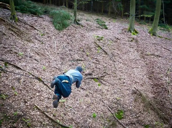 Selbstgebaute Seilquerung über einen mit Laub bedeckten Hang