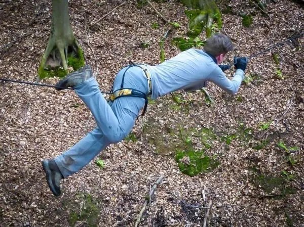 Selbstgebaute Seilquerung wird von einer Person überquert