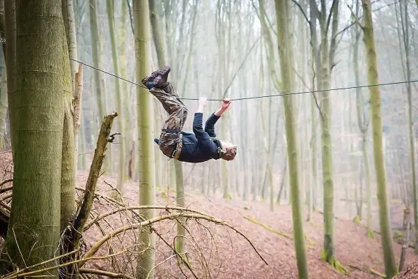 Seilquerung über dem Boden in einem Waldgebiet