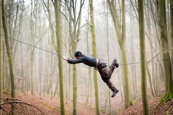 Selbstgebaute Seilquerung wird von einer Person überquert