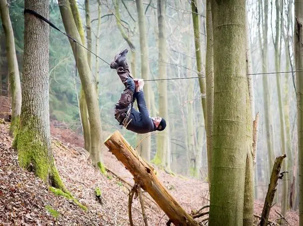 Selbstgebaute Seilquerung wird von einer Person überquert