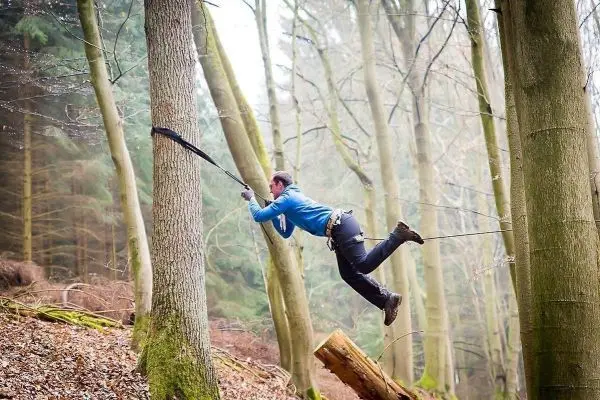 Selbstgebaute Seilquerung wird von einer Person überquert