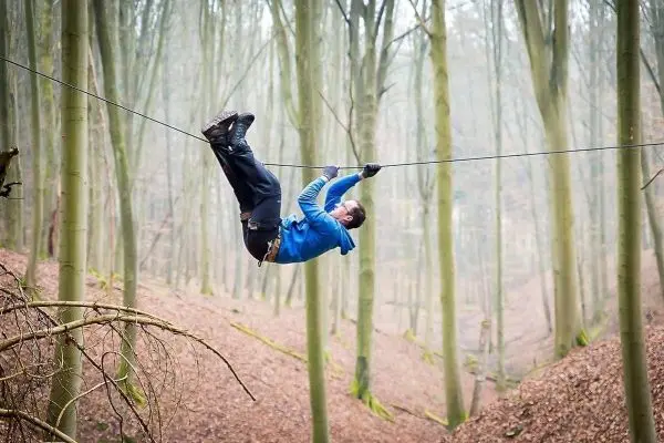 Selbstgebaute Seilquerung wird von einer Person überquert