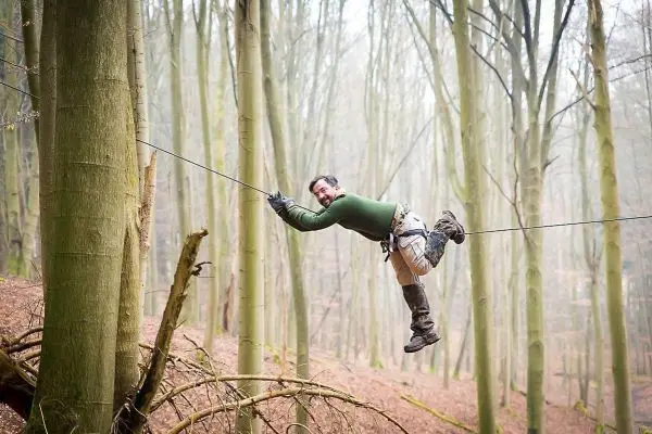 Selbstgebaute Seilquerung wird von einer Person überquert