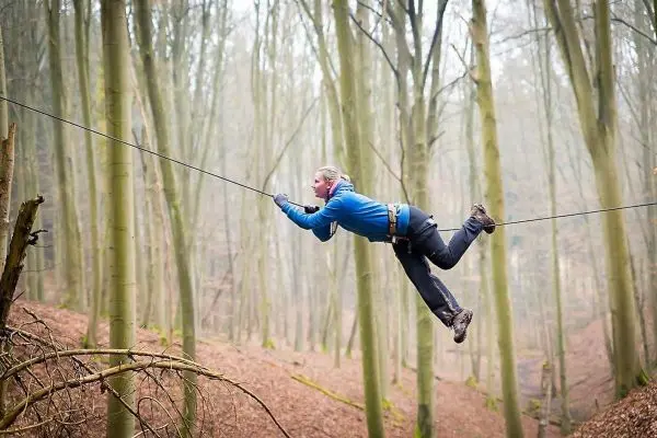 Selbstgebaute Seilquerung wird von einer Person überquert