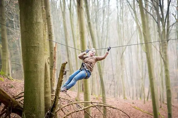 Selbstgebaute Seilquerung wird zwischen zwei Bäumen genutzt