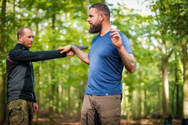 Person zeigt auf andere Person im Wald