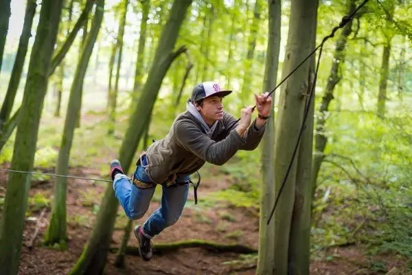 Selbstgebaute Seilquerung wird von einer Person überquert