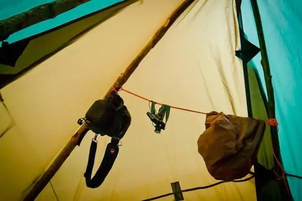 Gegenstände hängen an einer Schnur, die an einem Holzstock befestigt ist