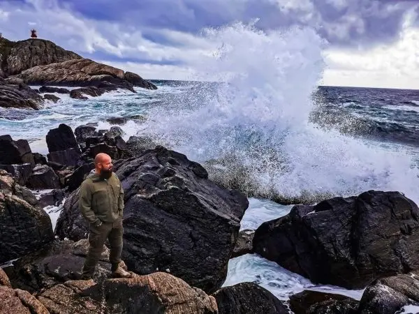 Mächtige Welle schlägt gegen die Felsen an der Küste