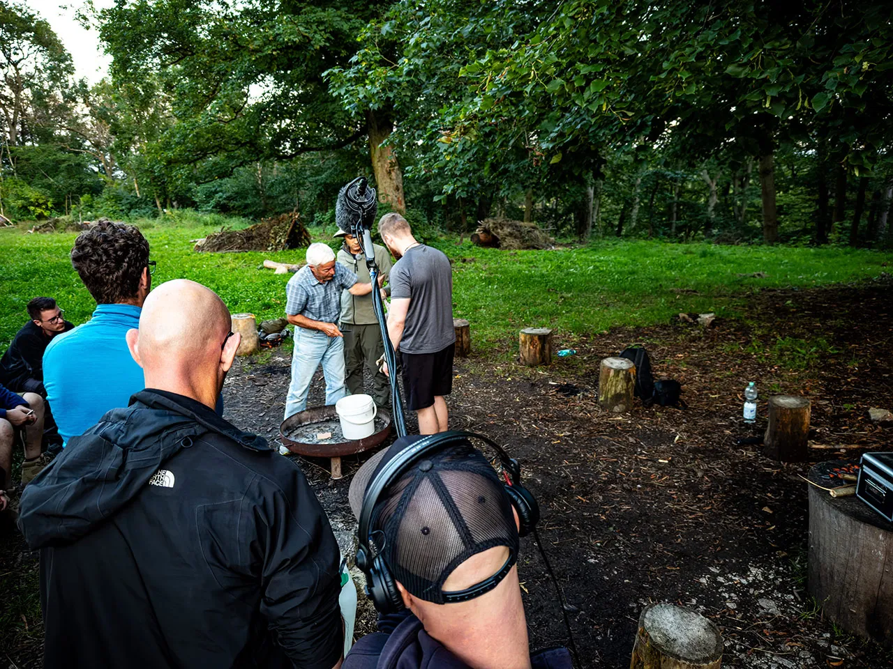 RTL-Reporter Luke beim Schlachten eines Kaninchens im Survival Training in Thüringen