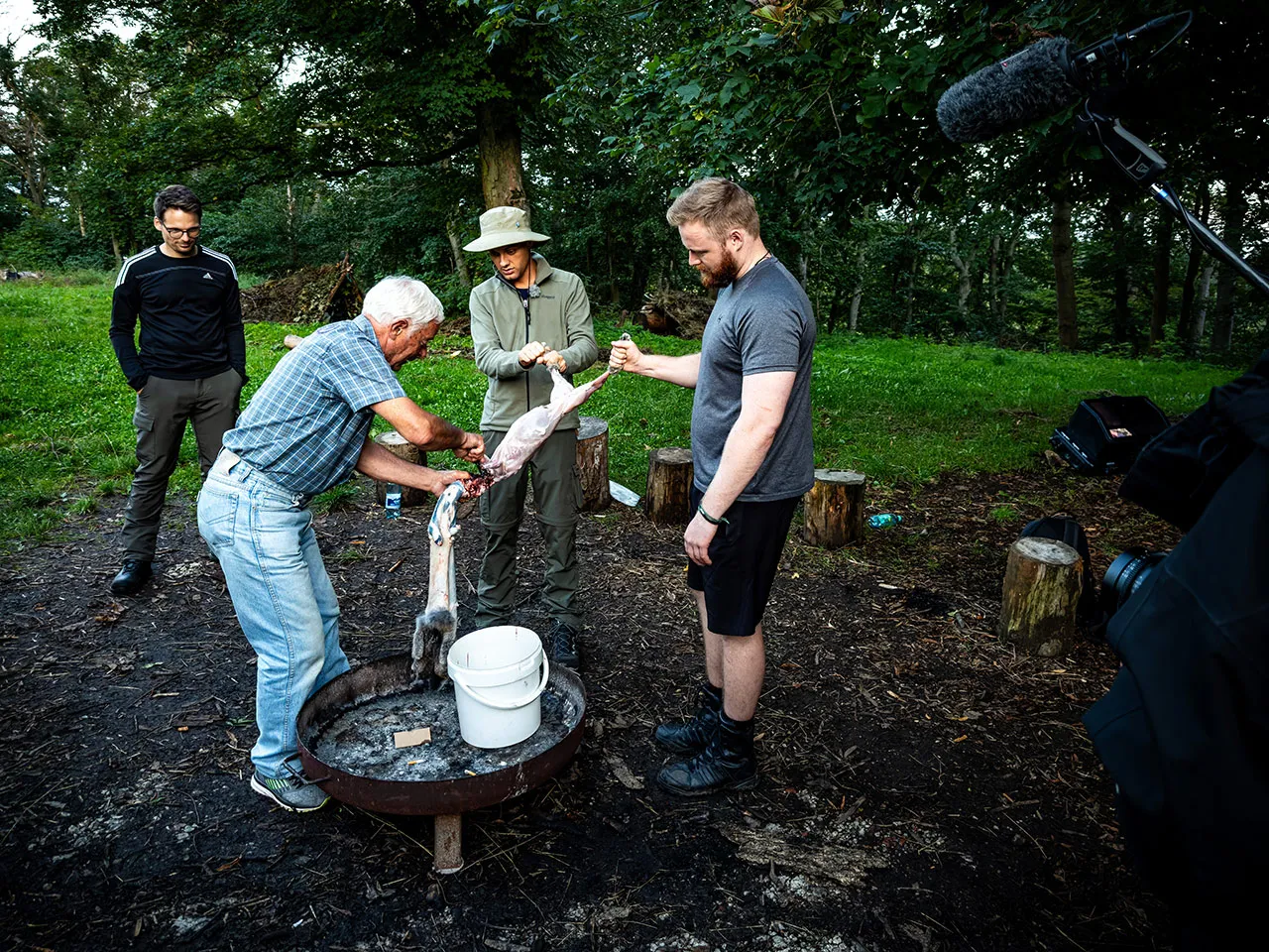 Luke von RTL bei der Survival-Übung: Schlachten eines Kaninchens
