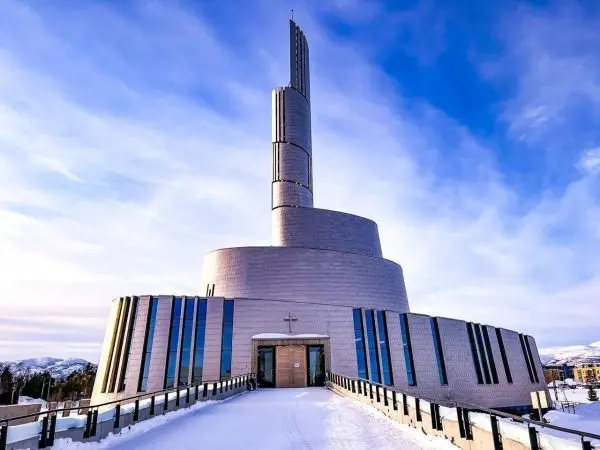 Moderne Kirche mit spiralförmigem Turm und Schnee davor