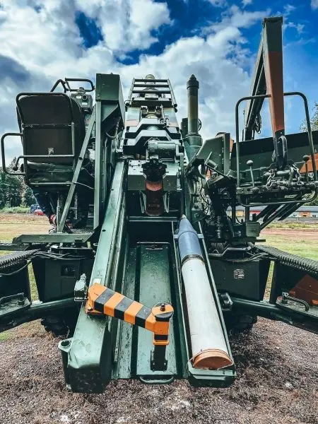 Blick auf die Vorderseite eines militärischen Fahrzeugs mit einem großen Rohr und Steuerungselementen