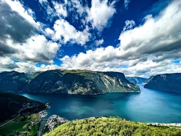 Blick auf Fjord mit Bergen und Wolken am Himmel