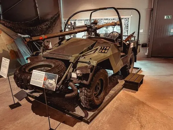 Militärisches Fahrzeug mit montierter Kanone und geländetauglichen Reifen in Ausstellung