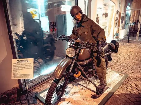 Militärmotorrad mit Figur in Uniform auf einer Ausstellungsfläche