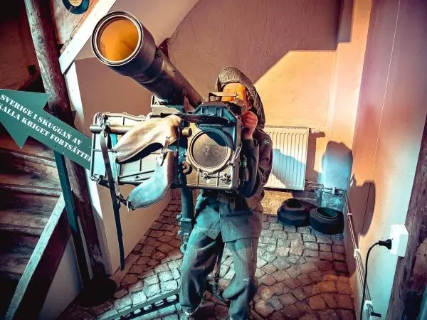 Soldat zielt mit einem großen, tragbaren Geschütz auf ein Ziel