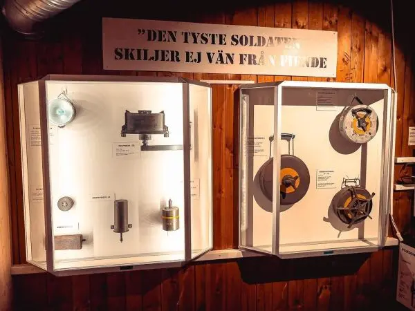 Vitrine mit verschiedenen technischen Geräten und einer Wandtafel