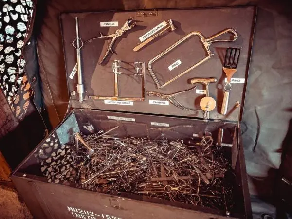 Werkzeugkiste mit verschiedenen Handwerkzeugen und chirurgischen Instrumenten