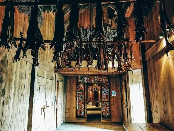 Holzstruktur mit dekorativen Elementen und getrockneten Pflanzen im Innenraum