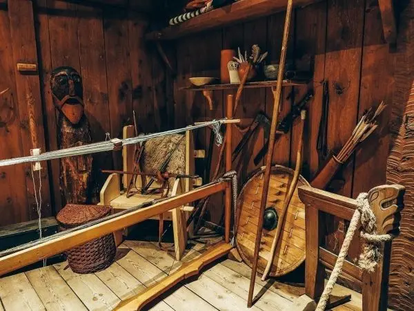 Holzwerkzeuge, ein Schild und eine Statue in einem rustikalen Raum