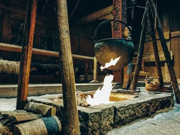 Kessel hängt über einem offenen Feuer in einer rustikalen Umgebung