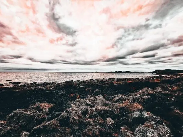 Küstenlandschaft mit Felsen und bewölktem Himmel über dem Meer