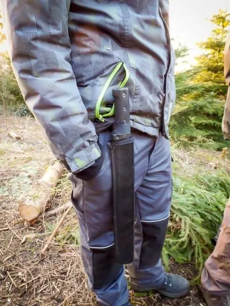 Messer in Scheide an der Seite einer Person befestigt