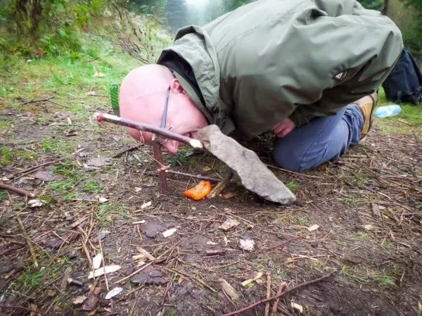 Feuerbohrer erzeugt Glutnest aus Zunder und Holzstücken