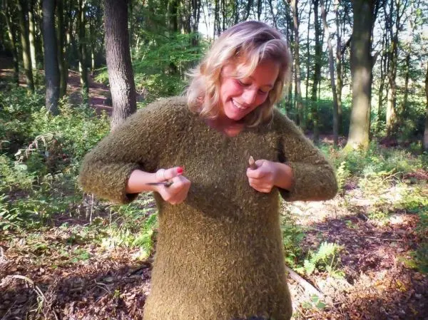 Holzstück wird mit einem Messer bearbeitet