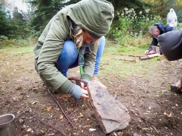 Holzstück wird mit einem Stock bearbeitet, um eine Konstruktion zu erstellen