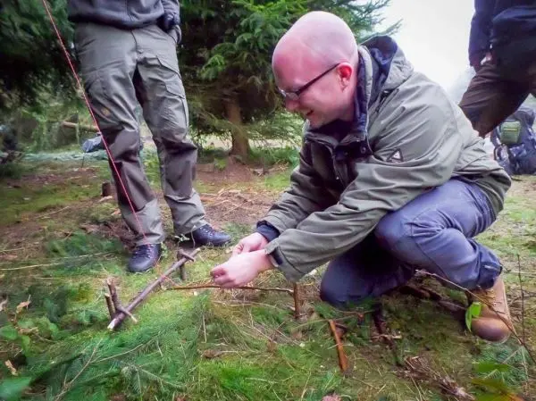 Falle) aus Ästen im Wald