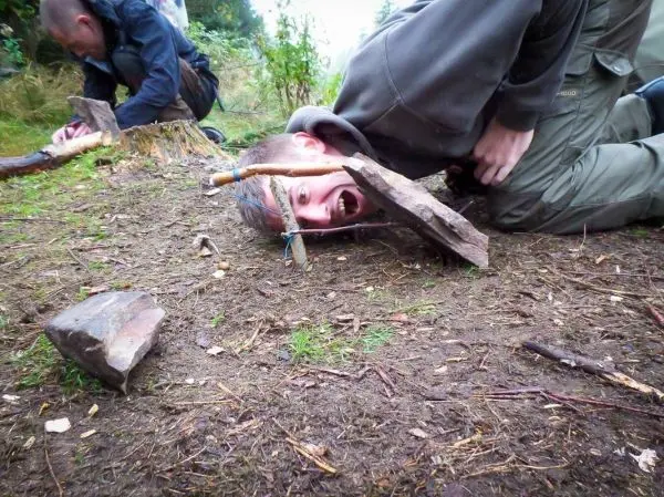 Schlagfalle (Figure-Four) mit Holzstücken und Auslöser auf dem Boden