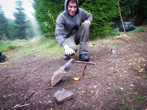 Schlagfalle (Figure-Four) mit Zunder und Funkenflug in einem Waldgebiet