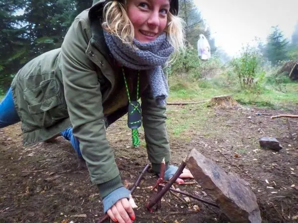 Schlagfalle (Figure-Four) wird mit einem Stein und Ästen konstruiert