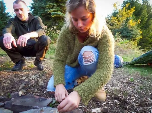 Zunder wird auf einem Steinhaufen vorbereitet