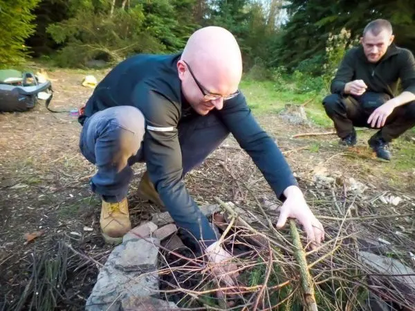 Zunder wird in einem kleinen Feuerplatz vorbereitet