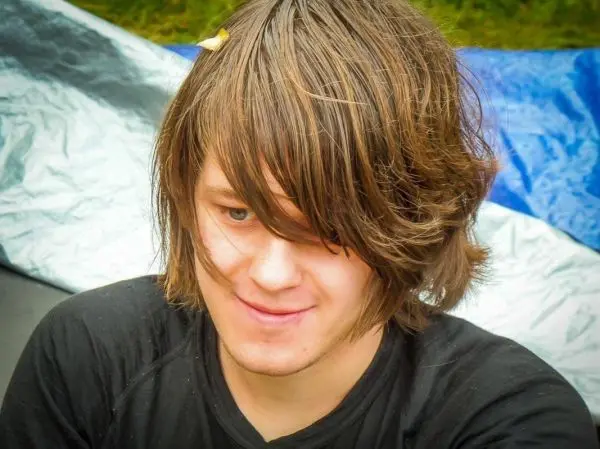 Person mit langen haaren schaut nach unten