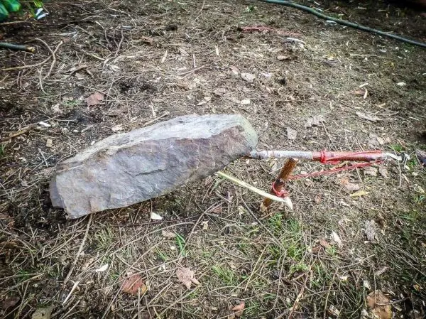 Schlagfalle (Figure-Four) mit Stein als Gewicht und Holzstücken als Konstruktion