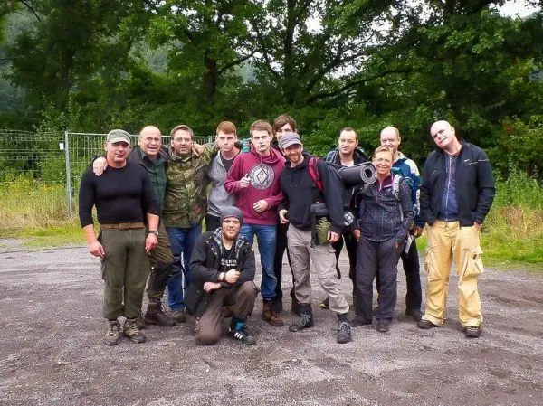 Gruppierung von Personen in Outdoor-Bekleidung auf einem Schotterweg