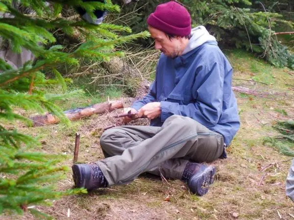 Messer bearbeitet Holzstück im Wald