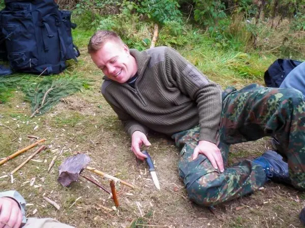 Messer schneidet Holzstücke für eine selbstgebaute Konstruktion auf dem Boden