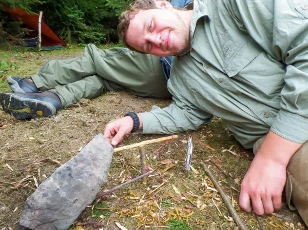 Schlagfalle (Figure-Four-Falle) mit Stein und Holzstücken aufgebaut